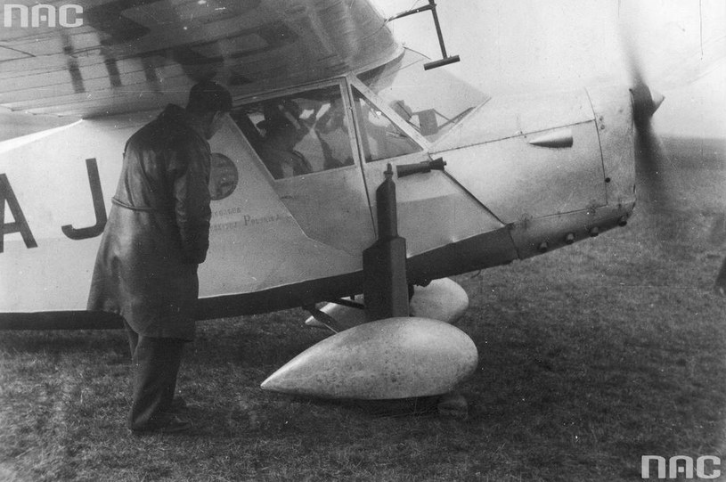 Stanisław Skarżyński w samolocie RWD-5 bis podczas startu /Z archiwum Narodowego Archiwum Cyfrowego