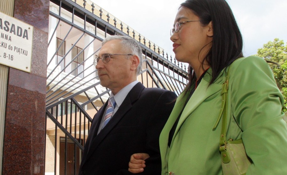 Stanisław Tymiński z żoną Mulan. Zdjęcie z 2005 roku. / 	Tomasz Gzell    /PAP