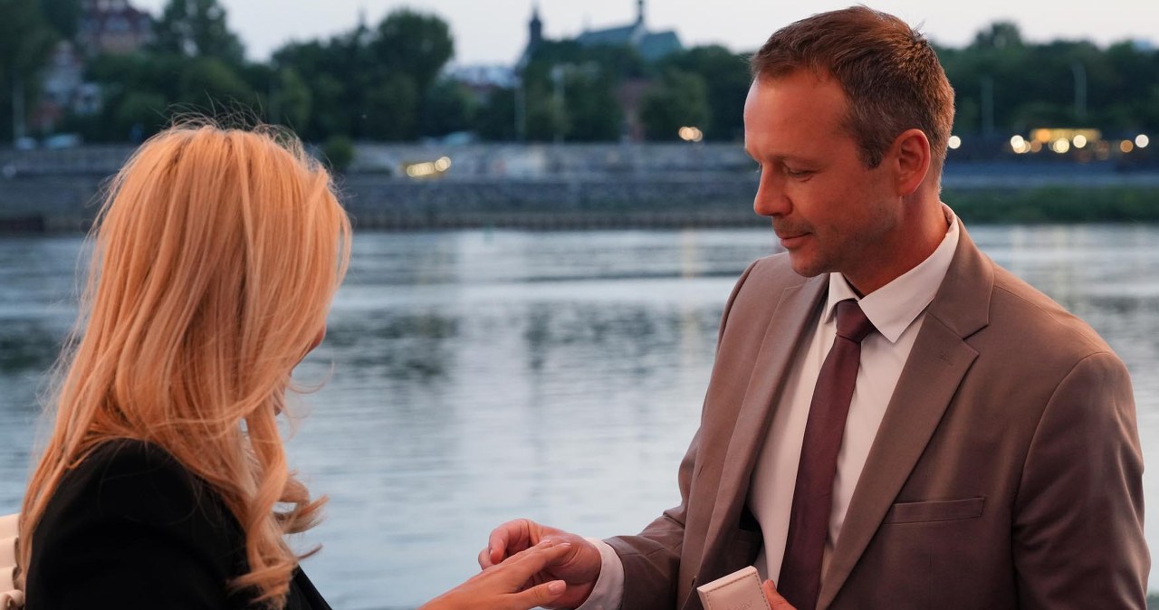 Stański wyciągnie z kieszeni pudełko z pierścionkiem i klęknie przed ukochaną /Źródło: AIM