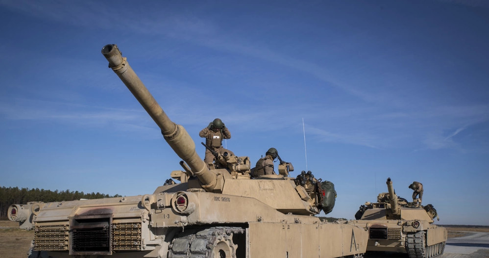 Stany Zjednoczone postanowiły, że aby przyspieszyć dostawę Abramsów do Ukrainy zamiast produkcji nowych czołgów, wyremontuje kadłuby znajdujące się w magazynach do wariantów M1A1 SA. Dostarczone czołgi mają być łatwiejsze w utrzymaniu i naprawie niż nowsze wersje M1A2