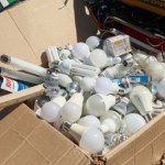 Stara żarówka? Nie do szkła. Gdzie wyrzucić LED-y, halogeny i świetlówki?