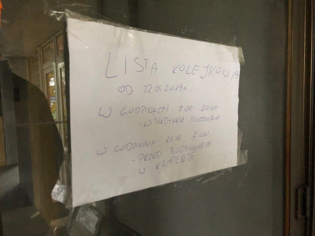 Starający się o unijne pieniądze zrobili listę kolejkową, zmieniają się w staniu w kolejce, a nawet mają kampera, w którym nocują /Anna Kropaczek /RMF FM