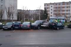 Staranował 12 aut na parkingu!