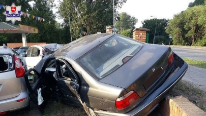 Staranował ogrodzenie komisu samochodowego i uszkodził 11 aut