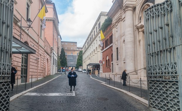 Staranował samochodem bramę w Watykanie. Padł strzał