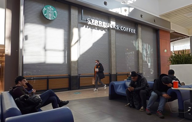 Starbucks ogłosił, że opuszcza Rosję /MAXIM SHIPENKOV    /PAP