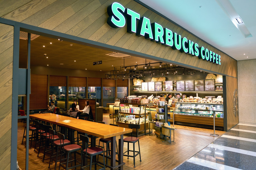 Starbucks zamknie blisko 400 restauracji. To efekt SARS-CoV-2 /123RF/PICSEL
