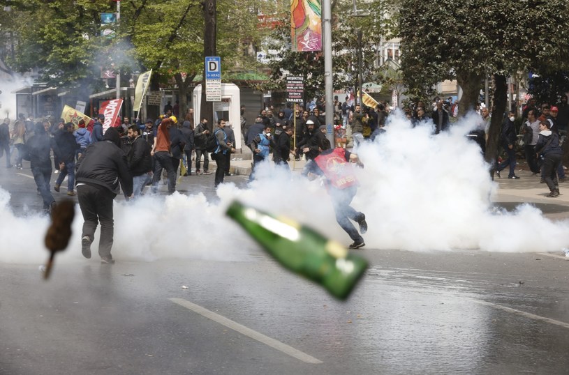 Starcia demonstrantów z policją koło placu Taksim w Stambule /TOLGA BOZOGLU /PAP/EPA