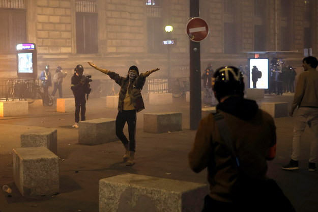 Starcia demonstrantów z policją na paryskim placu Republiki /YOAN VALAT  /PAP/EPA
