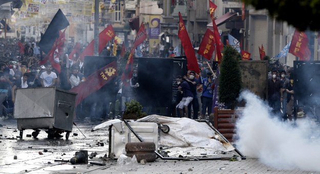 Starcia na placu Taksim /TOLGA BOZOGLU /PAP/EPA