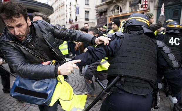 Starcia na ulicach Paryża. Zatrzymanych prawie 150 osób