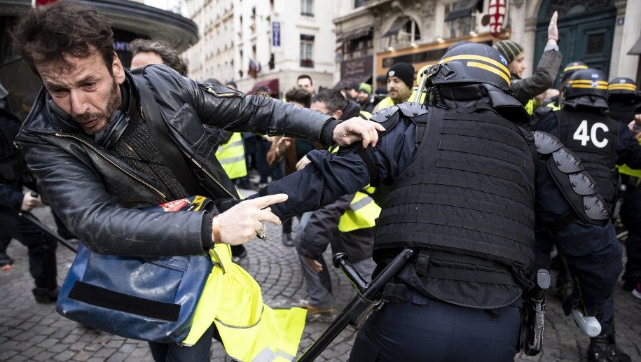 Starcia na ulicach Paryża /ETIENNE LAURENT /PAP/EPA