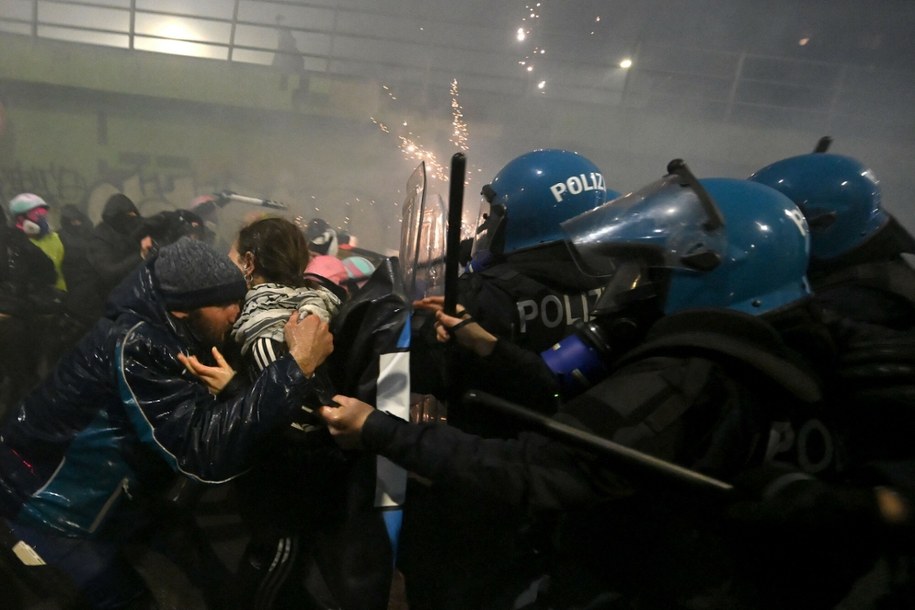 Starcia podczas sobotniej manigfestacji w Mediolanie /PIERO CRUCIATTI/AFP/East News /East News