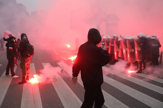 Starcia policji i uczestników Marszu Niepodległości na rondzie de Gaulle'a w Warszawie /	Wojciech Olkuśnik /PAP