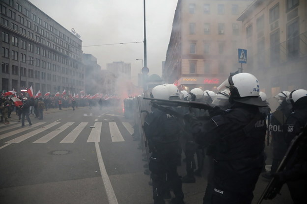 Starcia policji i uczestników Marszu Niepodległości na rondzie de Gaulle'a w Warszawie /	Wojciech Olkuśnik /PAP