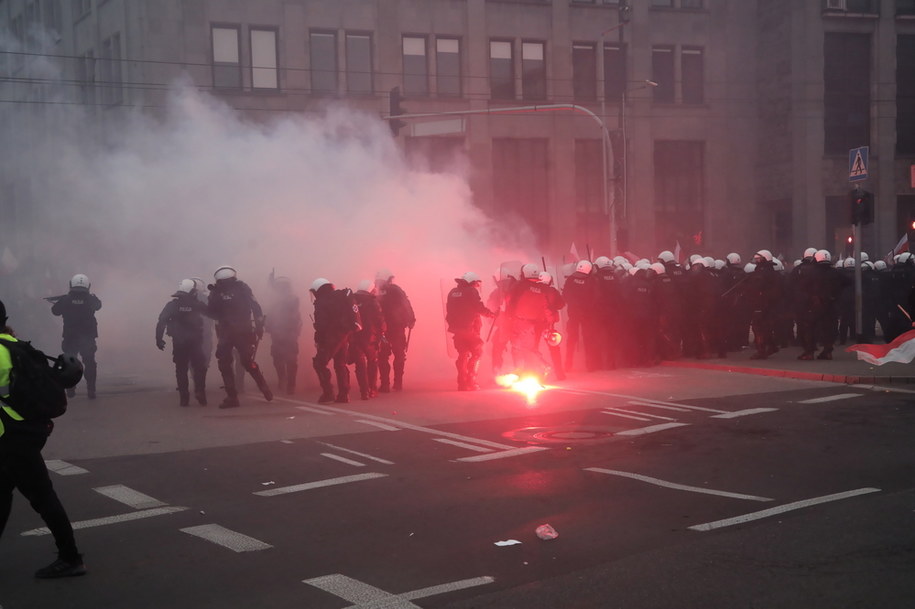 Starcia policji i uczestników Marszu Niepodległości na rondzie de Gaulle'a w Warszawie /	Wojciech Olkuśnik /PAP