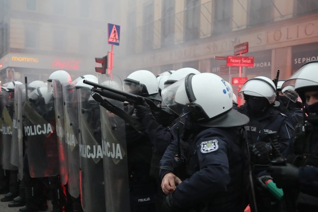 Starcia policji i uczestników Marszu Niepodległości na rondzie de Gaulle'a w Warszawie /	Wojciech Olkuśnik /PAP