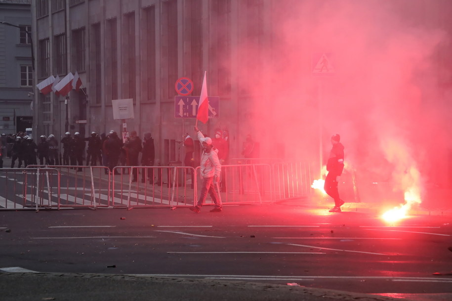 Starcia policji i uczestników Marszu Niepodległości na rondzie de Gaulle'a w Warszawie /	Wojciech Olkuśnik /PAP