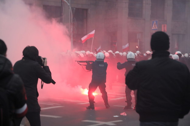 Starcia policji i uczestników Marszu Niepodległości na rondzie de Gaulle'a w Warszawie /	Wojciech Olkuśnik /PAP