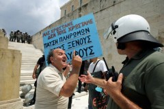 Starcia policji z demonstrantami w Atenach 