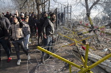 Starcia policji z migrantami. Tysiące osób u granic Europy 