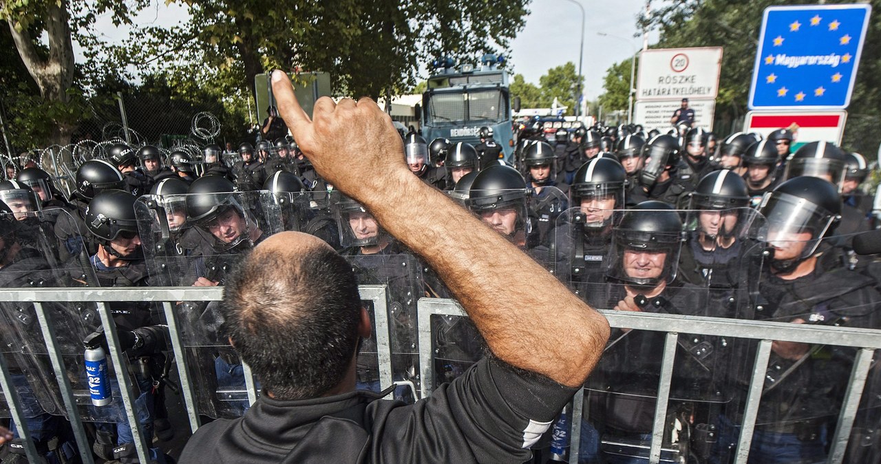 Starcia policji z uchodźcami na węgiersko-serbskim przejściu