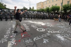 Starcia przed parlamentem w Atenach, są ranni