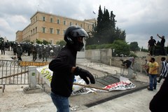Starcia przed parlamentem w Atenach, są ranni