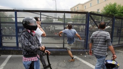 Starcia przed parlamentem w Atenach, są ranni