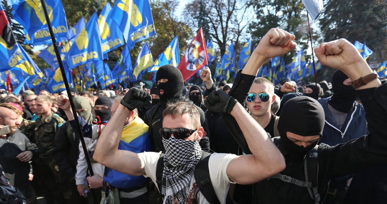 Starcia przed parlamentem w Kijowie podczas demonstracji na rzecz uznania Ukraińskiej Powstańczej Armii (UPA) za bojowników o niepodległość kraju. 14 października 2014 r. /PAP/EPA