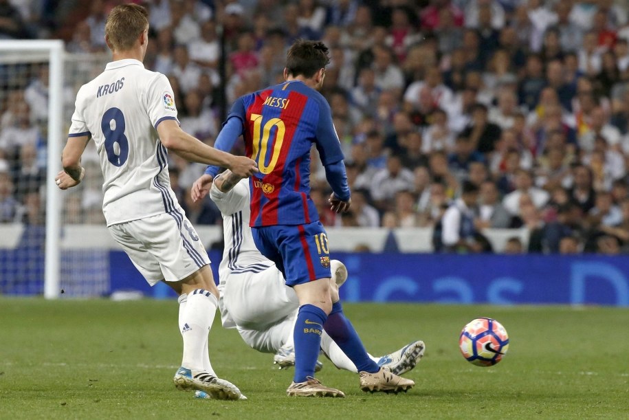 Starcia Realu Madryt i FC Barcelony od zawsze elektryzują kibiców na całym świecie. /KIKO HUESCA /PAP/EPA