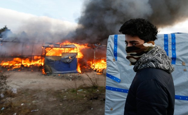 Starcia w Calais. Likwidują część "dżungli", która daje schronienie blisko 4 tys. migrantów