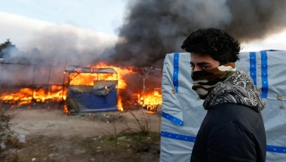 Starcia w Calais. Likwidują część "dżungli", która daje schronienie blisko 4 tys. migrantów