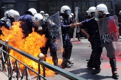 Starcia w Grecji podczas demonstracji 1-majowych. Policja użyła gazu łzawiącego i pałek