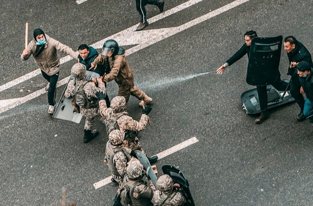 Starcia w największym mieście Kazachstanu - Ałmaty. Zdjęcie z 7 stycznia. /ALEXANDER KUZNETSOV /PAP/EPA