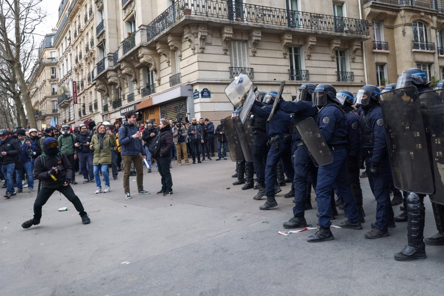 Starcia w Paryżu w związku z reformą emerytalną /MOHAMMED BADRA /PAP/EPA