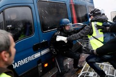 Starcia w Paryżu. Żółte kamizelki walczą z policją