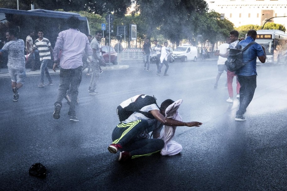 Starcia w Rzymie między eksmitowanymi imigrantami a policją /ANGELO CARCONI /PAP/EPA