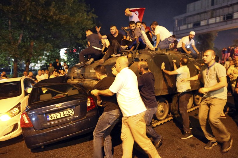 Starcia w Stambule. Na ulice wyjechały czołgi /PAP/EPA