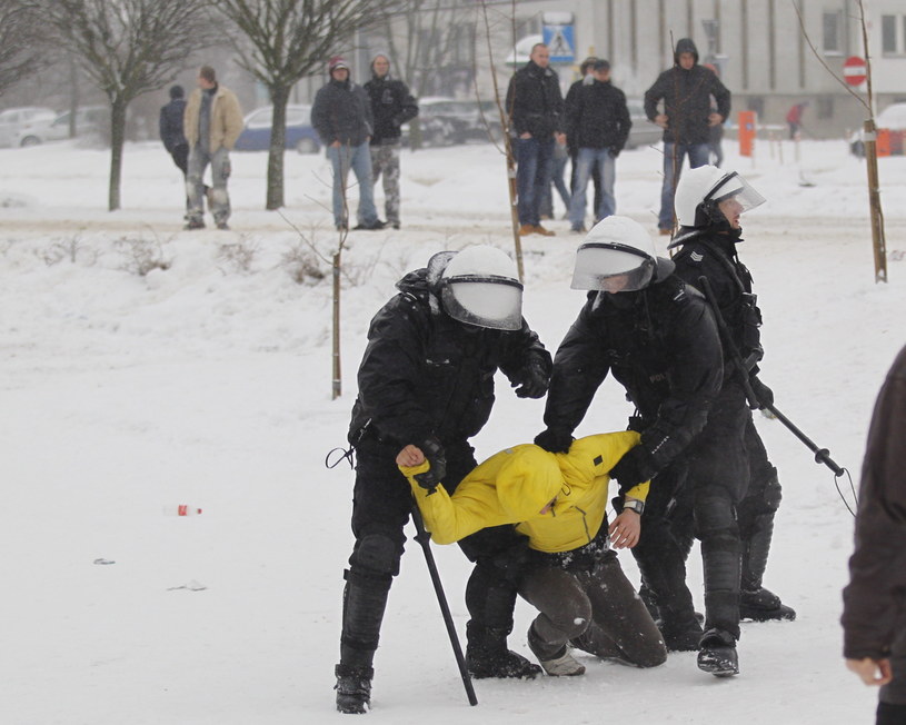 Starcia z policją, podczas demonstracji górników przed siedzibą Jastrzębskiej Spółki Węglowej /Andrzej Grygiel /PAP