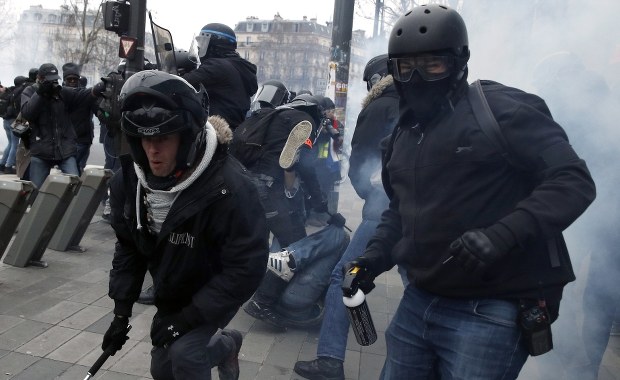Starcia z policją podczas demonstracji "żółtych kamizelek"