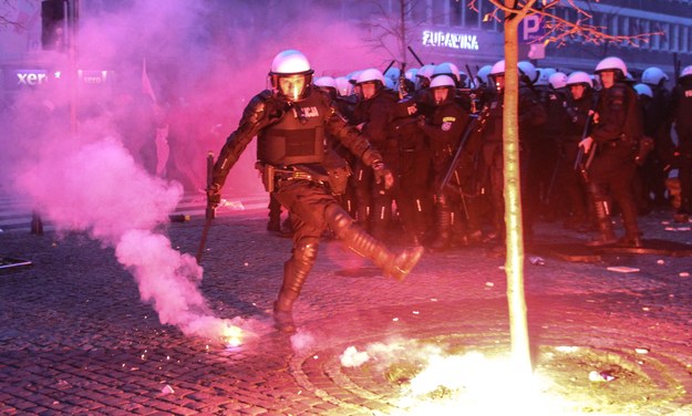 Starcia z policją podczas Marszu Niepodległości /Jakub Kamiński   /PAP/EPA