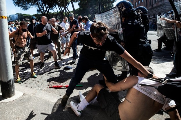 Starcia z policją podczas wiecu neofaszystów w Rzymie /ANGELO CARCONI /PAP/EPA
