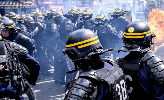Starcia z policją w Paryżu. Funkcjonariusze użyli gazu łzawiącego