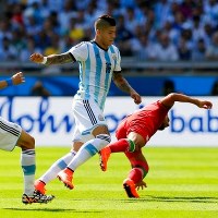 Marcos Rojo z Argentyny przeciwko Irańczykowi Masoud Shojaeiowi