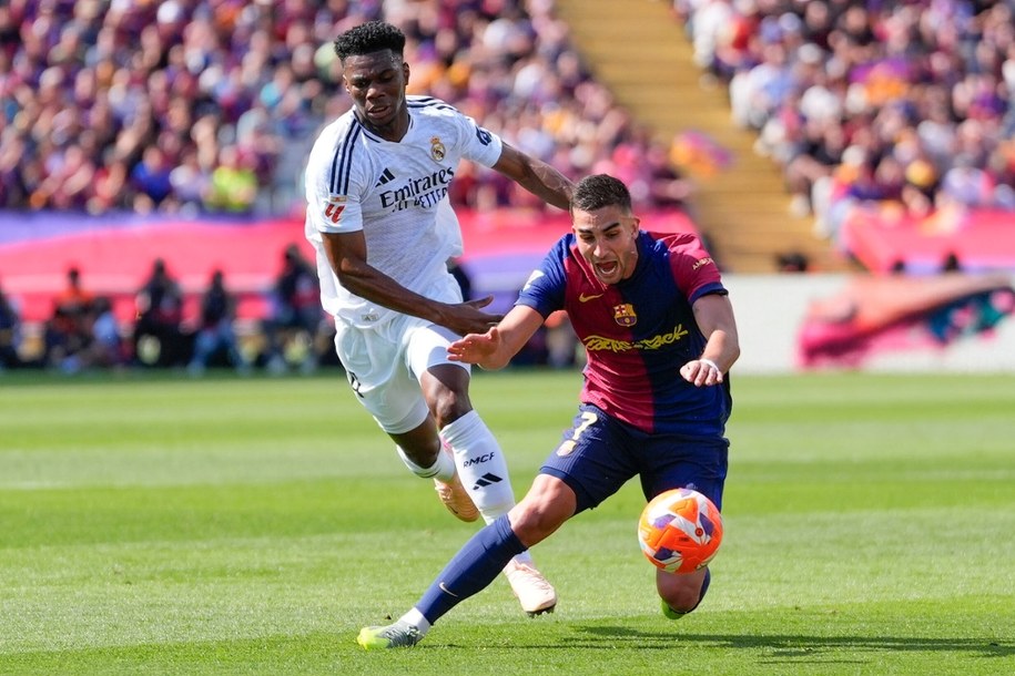 Starcie piłkarza Realu Madryt Aureliena Tchouameniego z Ferranem Torresem z Barcelony /ALBERTO ESTEVEZ /PAP