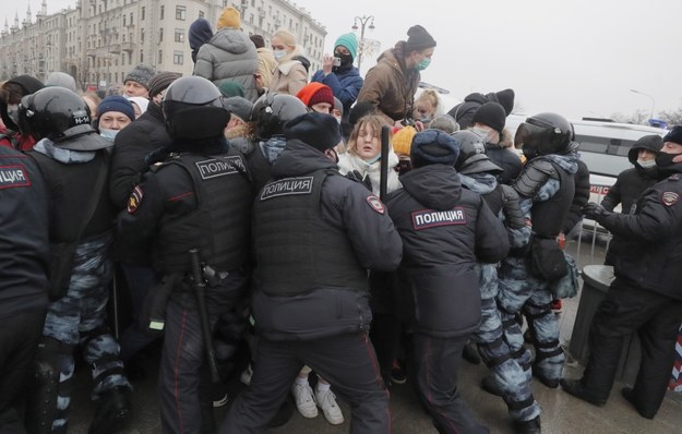 Starcie uczestników protestu w Moskwie z funkcjonariuszami sił bezpieczeństwa /MAXIM SHIPENKOV    /PAP/EPA