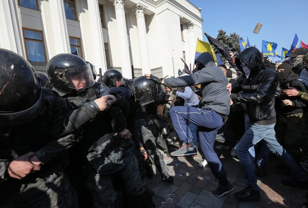 Starcie ukraińskich nacjonalistów z milicją przed budynkiem parlamentu w Kijowie /ROMAN PILIPEY /PAP/EPA