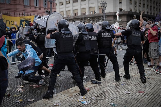 Starcie z policją tuż przed otwarciem drzwi Casa Rosada, gdzie wystawiona jest trumna z ciałem Maradony /Juan Ignacio Roncoroni / POOL /PAP/EPA