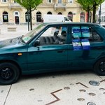 Stare auto na środku warszawskiego placu. "To walka z patologią parkowania"